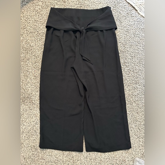 Express Women’s Black High Rise Cropped Culottes - Picture 2 of 9